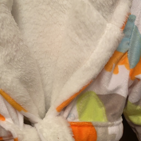 NWOT Super soft and snuggly baby bathrobe! - Picture 2 of 5